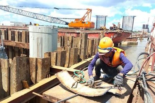 Hàng trăm công nhân thi công cầu Đại Ngãi 2 xuyên lễ giữa nắng nóng