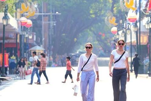 Hà Nội dịu nhiệt bất ngờ, điểm vui chơi dần đông đúc