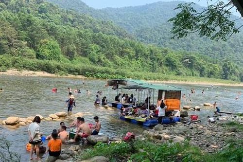 Nắng nóng kinh hoàng, người dân kéo nhau lên núi tắm suối giải nhiệt