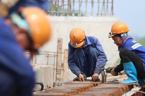 Hàng trăm người không nghỉ lễ thi công đường vành đai 4 dưới nắng nóng gay gắt