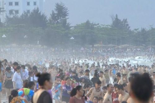 'Biển người' chen chân ở bãi tắm Cửa Lò
