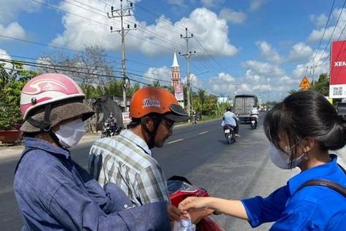 Bạn trẻ Đồng Tháp đội nắng hỗ trợ nước tiếp sức người về quê nghỉ lễ 30/4
