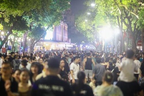 Chiều tối, người dân đổ xô lên phố đi bộ hồ Gươm 'hóng gió' trong ngày nghỉ lễ.