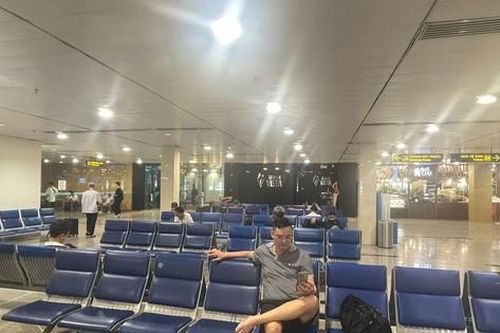 Cảnh tượng 'không thể tin nổi' ở sân bay Tân Sơn Nhất