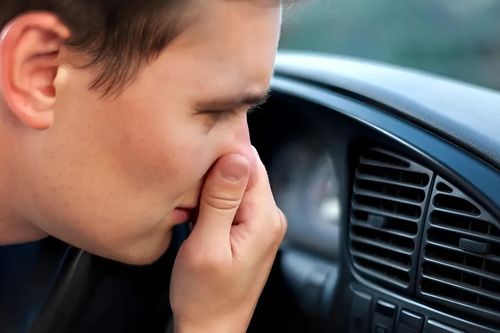 Nếu ngửi thấy ô tô có mùi bất thường, dù đi chơi lễ cũng phải kiểm tra ngay