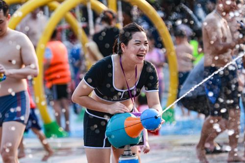 Biển nhân tạo sát Hà Nội đông kín, du khách đến 'ngâm mình' vì không đủ chỗ bơi