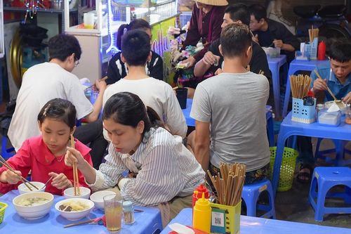 Quán miến ngan trộn Hà Nội nằm sát đường tàu, từng được báo Mỹ 'khen hết lời'