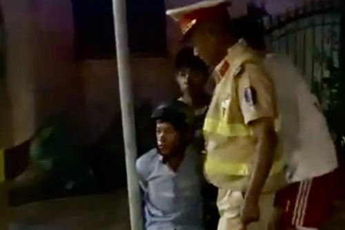 Tạm giữ người đàn ông say rượu đốt nhiều xe máy trên ô tô đặc chủng của CSGT