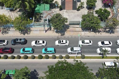 Ô tô ùn ứ, nhích 'từng mét' trên đường ven biển Nha Trang