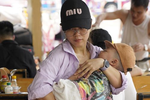 Dịp nghỉ lễ 30/4: Khách ùn ùn vào nhà hàng ở Hạ Long ăn hải sản