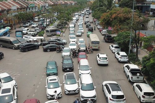 Du khách ùn ùn đổ về trung tâm Hạ Long giữa trưa, dòng ô tô tắc cứng hàng km