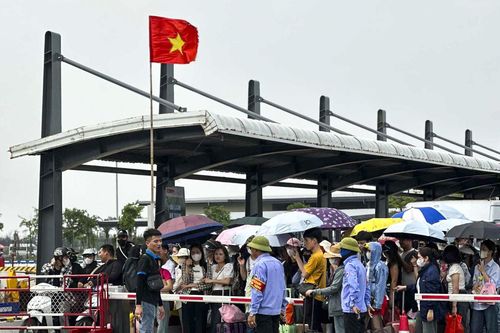 Ùn tắc tại bến phà ra Cát Bà, du khách chờ hàng giờ dưới nắng nóng