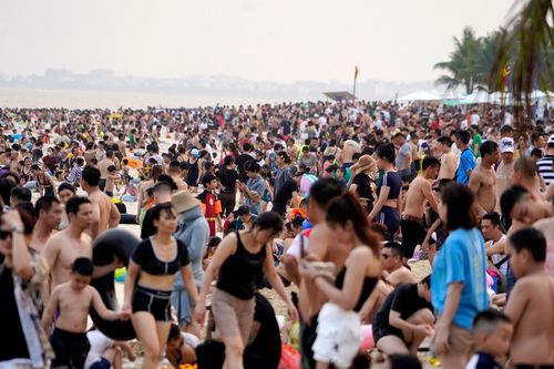 Vạn du khách chen nhau 'từng centimet' trên biển Hạ Long tắm giải nhiệt