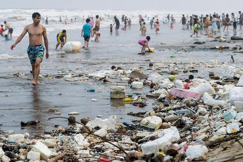 Bãi biển Nam Định ngập rác bốc mùi hôi, hàng nghìn khách vẫn vô tư xuống tắm