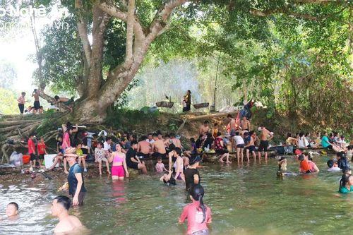 Suối, thác vùng biên hút khách ngày nắng nóng