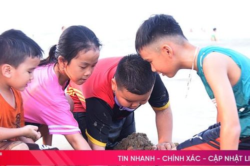 Biển Thạch Hải 'hút khách' dịp nghỉ lễ