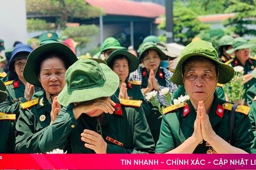 Vượt nắng nóng, hàng nghìn du khách hành hương về Ngã ba Đồng Lộc