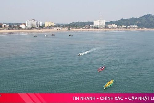 Đua thuyền trên biển Thiên Cầm mừng đại lễ 30/4