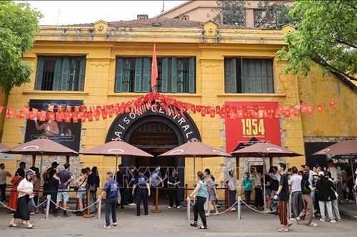 Địa chỉ đỏ 'Hỏa Lò' vẫn hút khách trong những ngày nóng cao điểm