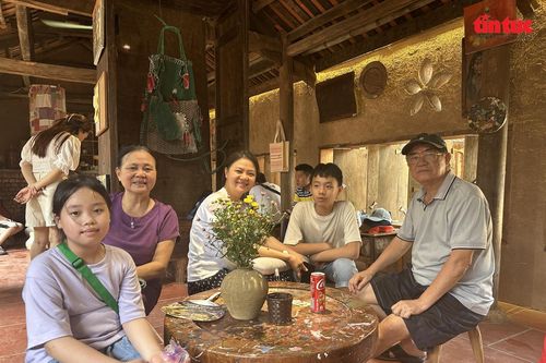 Du khách hào hứng trải nghiệm làng cổ Đường Lâm