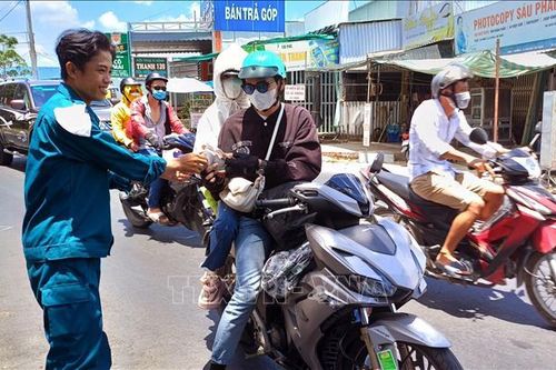 Hỗ trợ nước uống miễn phí cho người dân về quê dịp lễ 30/4 - 1/5