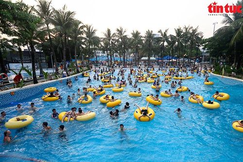 Người dân đổ về công viên nước giải nhiệt dịp nghỉ lễ 30/4 - 1/5