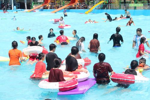 Người dân đổ về các công viên nước để 'trốn nắng' trong những ngày nghỉ lễ
