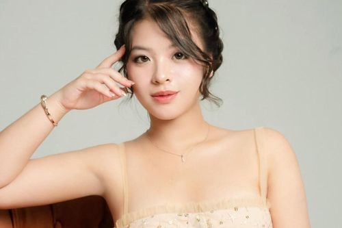Con gái NSƯT Chiều Xuân được khen đẹp như mẹ, ngày càng gợi cảm ở tuổi 20