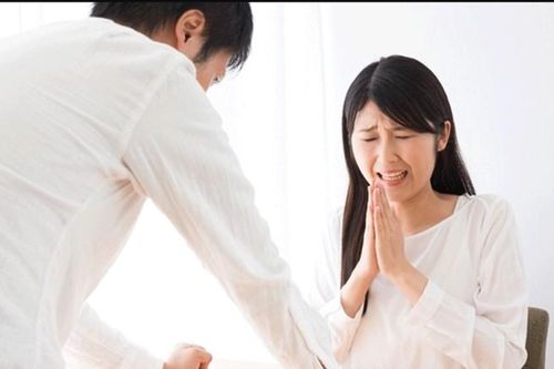 Vợ khóc lóc van xin chồng tha thứ khi bị phát hiện nhắn tin nhớ nhung đồng nghiệp điển trai, giàu có