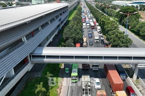 Đã hoàn thành hai cầu bộ hành kết nối nhà ga trên cao metro Bến Thành - Suối Tiên