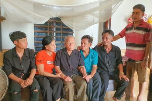 Nghẹn ngào giây phút 2 cha con gặp nhau sau 43 năm thất lạc
