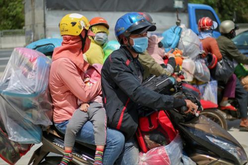 Vợ muốn thuê taxi đưa con nhỏ về quê nghỉ lễ, chồng đòi đi xe máy 100km để đỡ tốn tiền