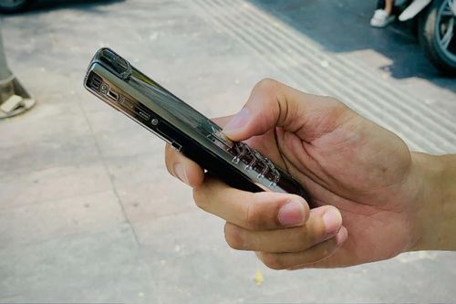 Bỏ tiền tỷ sắm điện thoại Vertu, nam doanh nhân 'ngẩn người' khi đi kiểm tra nguồn gốc máy