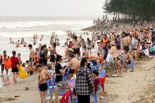 Bãi biển Hải Tiến đông nghịt khách trong kỳ nghỉ lễ 30/4 và 1/5