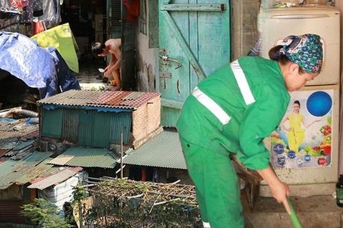 Người dân khu trọ 'ổ chuột' chật vật chống chọi nắng nóng 40 độ C ở Hà Nội