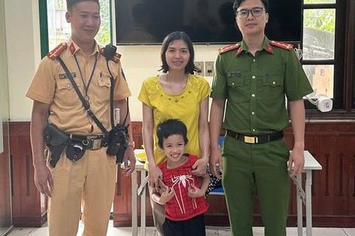 Cháu bé 5 tuổi đi lạc được Cảnh sát giao thông giúp tìm lại người thân
