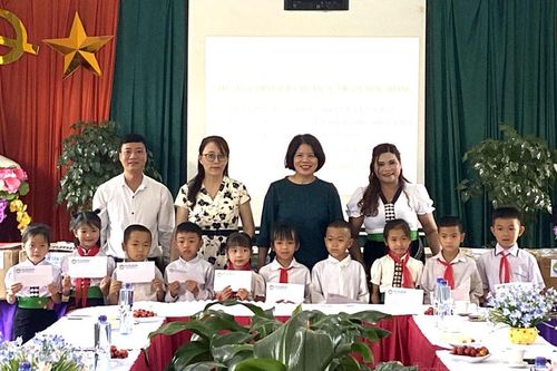 Trao quà và tặng học bổng học sinh nghèo vượt khó ở Mường Phăng