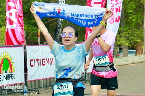 Cùng xem những hình ảnh ấn tượng, giàu cảm xúc trên đường chạy Marathon Trị An 2024
