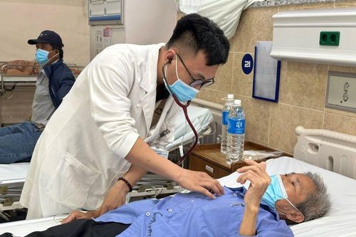 Nắng nóng cao điểm, nhiều người già nhập viện trong 3 ngày nghỉ lễ