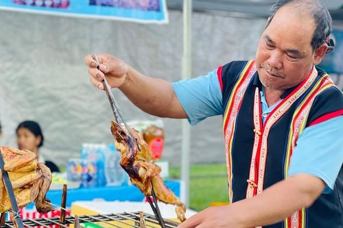 Người kể chuyện văn hóa qua cơm lam, gà nướng