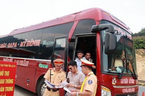 Cảnh sát giao thông Lào Cai tăng cường kiểm tra phương tiện vận tải hành khách