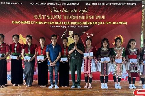 Chương trình giao lưu văn nghệ 'Đất nước trọn niềm vui'