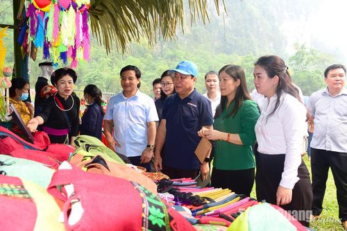 Ngày hội sắc màu thổ cẩm và ẩm thực huyện Lâm Bình