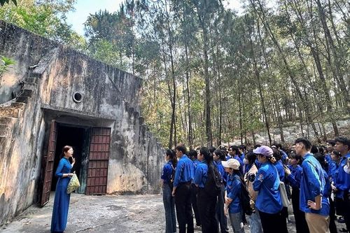 Đông đảo du khách tham quan các di tích lịch sử