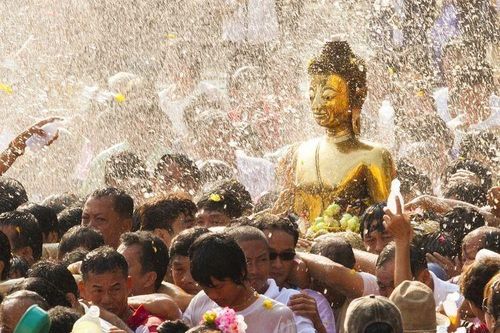 Thái Lan: Lễ hội té nước Songkran trong ngày đầu năm mới