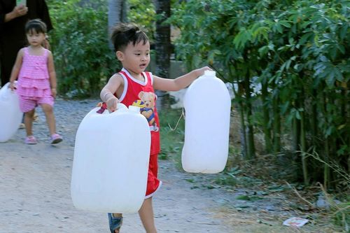 Đạo tràng Pháp Hoa chùa Thanh Tâm hỗ trợ nước sạch đến bà con vùng bị hạn mặn tại Tiền Giang