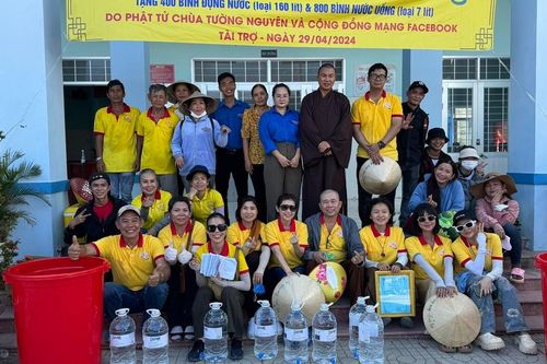 Hội Từ thiện chùa Tường Nguyên tặng 1.800 bình nước lọc đến người dân H.Gò Công Đông