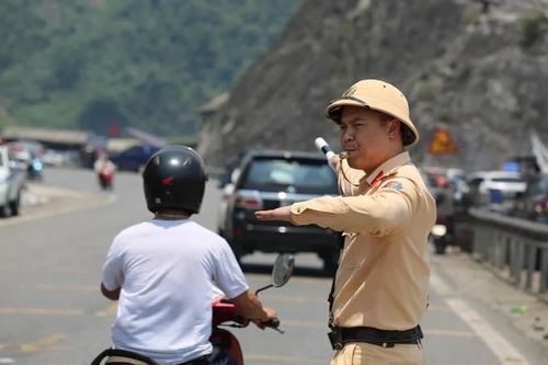 Hòa Bình: Cảnh sát giao thông đội nắng, giúp người dân di chuyển an toàn trên quốc lộ 6