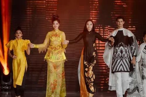 Trình diễn áo dài 'Niên hoa' của NTK Châu Loan tại Thái Lan