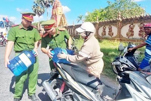 Giọt nước nghĩa tình mùa khô hạn